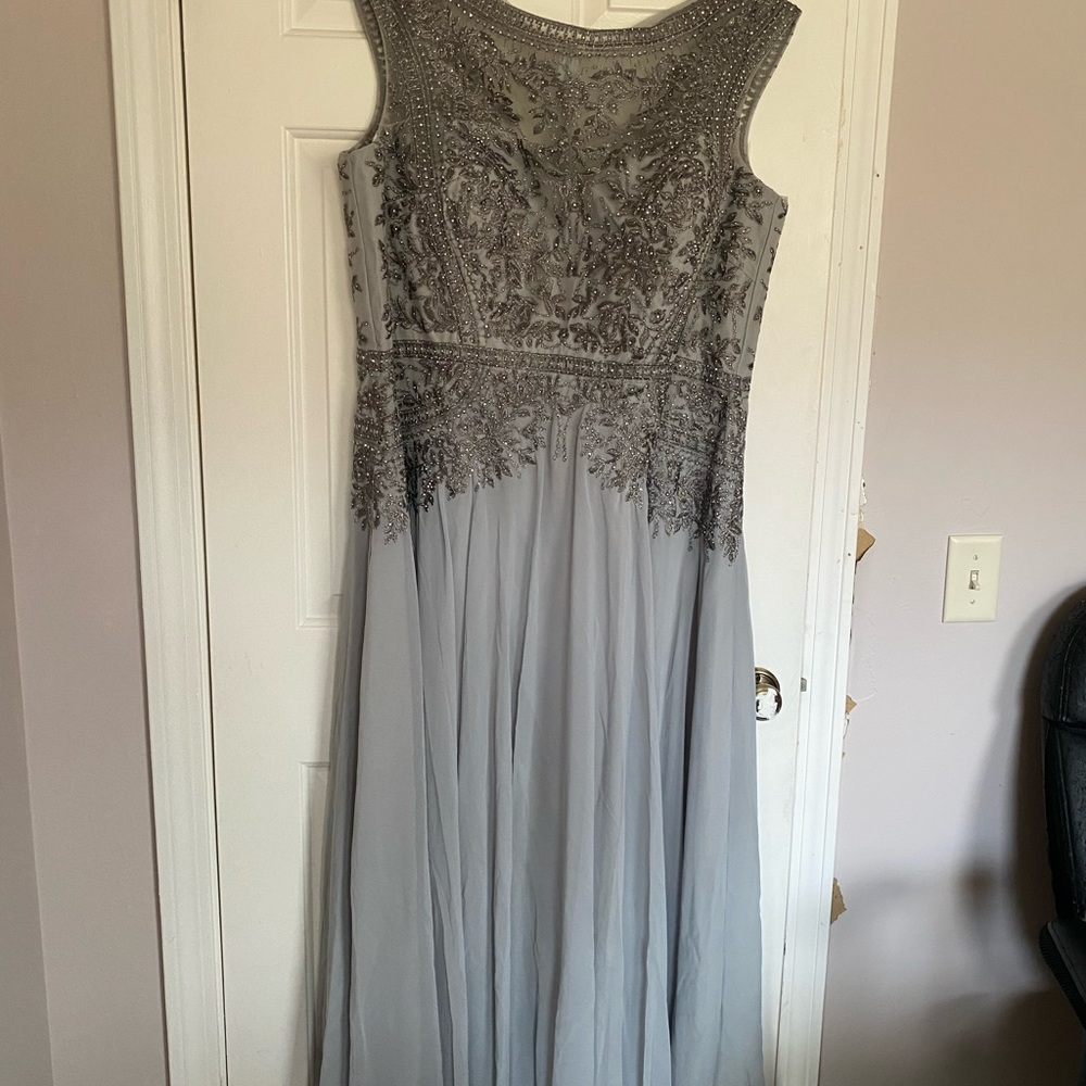 BNWT Beautiful Beaded Evening Gown size 18